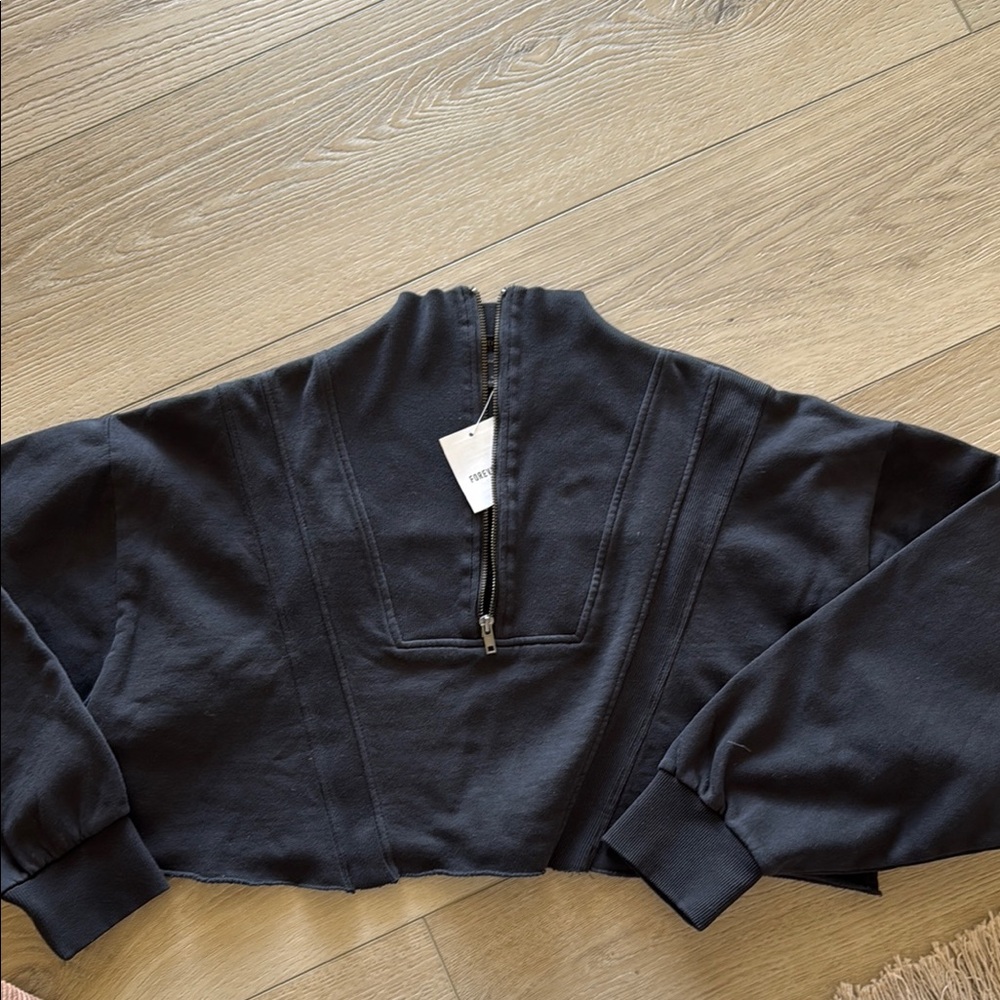 NWT Forever 21 Black Cropped Pullover with Zipper - Picture 2 of 3